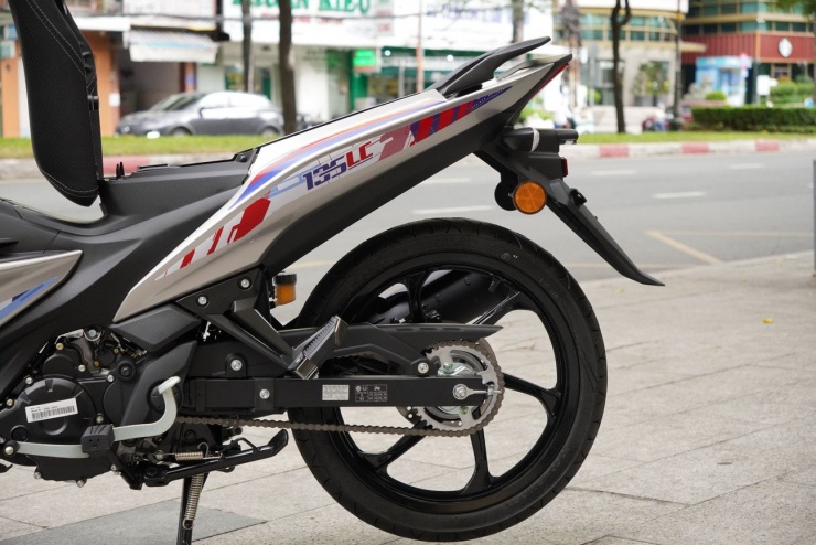 Yamaha Exciter 135 bản giới hạn phong cách xe đua cập bến Việt Nam - 11