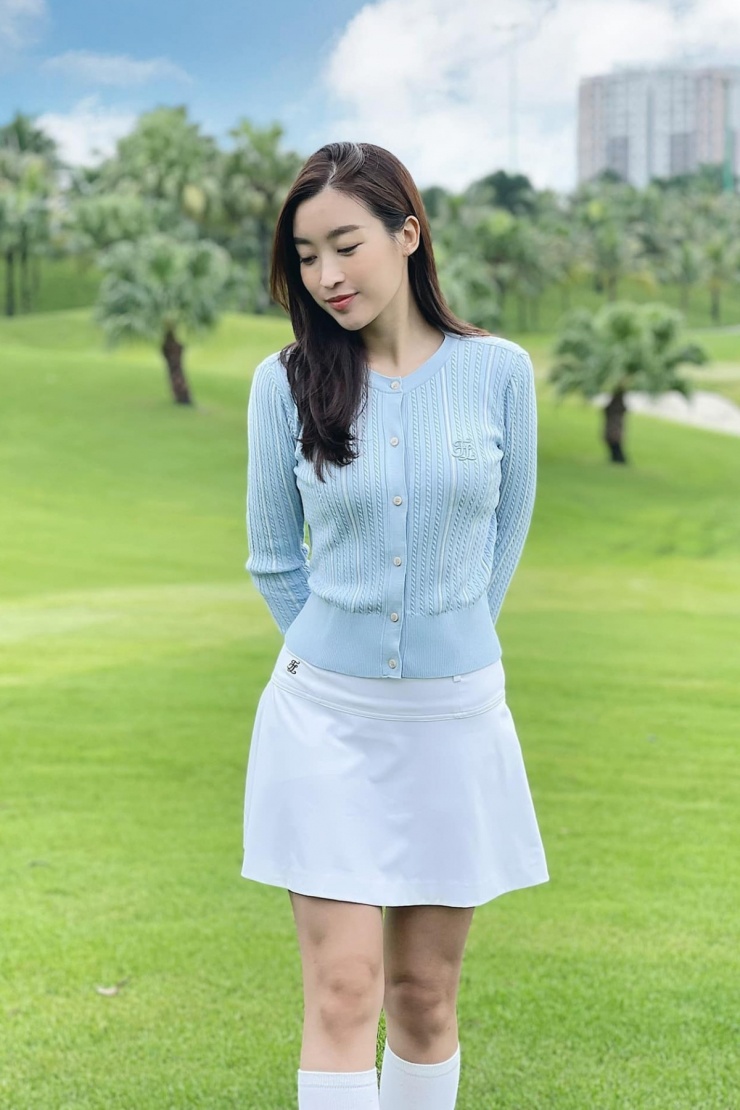 Những kiểu dáng đậm chất quý tộc như áo dệt kim, cardigan, polo đề cao sự thoải mái nhưng vẫn tôn body được 'nàng dâu hào môn' yêu thích.