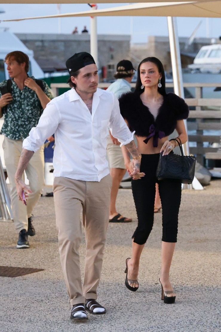 Diễn viên Nicola Peltz thể hiện phong cách thập niên 1970 với áo lông, guốc quai nhựa. Ảnh: Backgrid