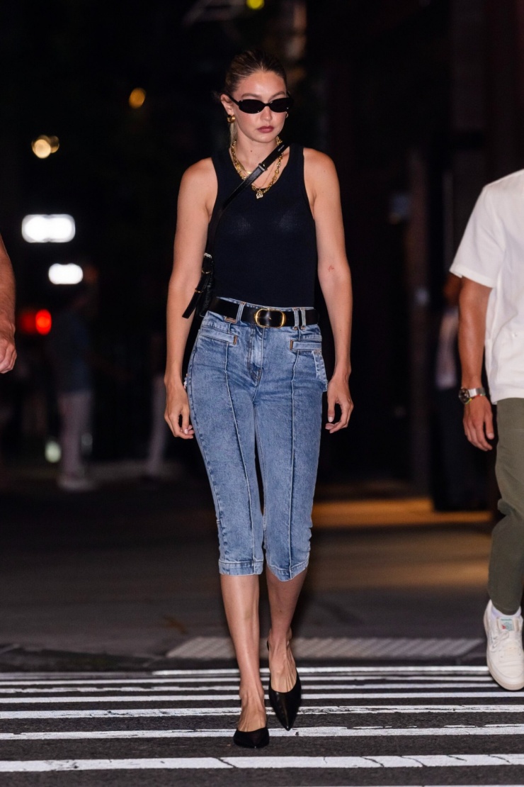 Theo đuổi phong cách này còn có Gigi Hadid. Người mẫu dạo phố New York trong quần jeans và tank top theo phong cách thập niên 1990. Ảnh: GC Images