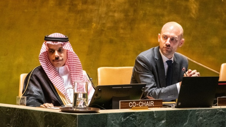 Ngoại trưởng Saudi Arabia Faisal bin Farhan Al-Saud (trái) và Ngoại trưởng Pháp Jean-Noel Barrot chủ trì hội nghị về Palestine tại trụ sở Liên Hợp Quốc ở New York (Mỹ), ngày 29-7. Ảnh: AFP