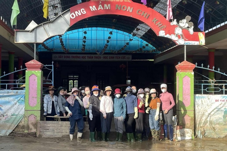 Giáo viên Trường mầm non Hưng Thịnh vượt hơn 100km đến với Trường Mầm non Chi Khê hỗ trợ khắc phục hậu quả do mưa lũ gây ra.