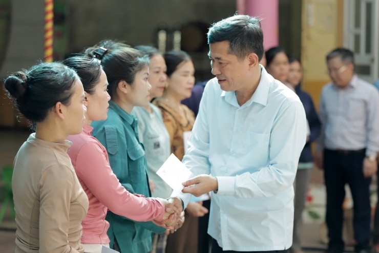 Ông Thái Văn Thành - Giám đốc Sở GD&amp;ĐT Nghệ An thăm hỏi, tặng quà cho giáo viên bị thiệt hại sau mưa lũ.