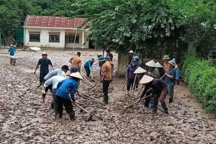 Cùng với các lực lượng Quân đội, Công an, hình ảnh những giáo viên lội bùn hỗ trợ người dân khắc phục hậu quả đã thể hiện tinh thần "tương thân tương ái" của dân tộc.