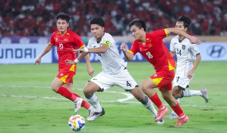 Công Phương ghi bàn duy nhất trong trận chung kết ở sân nhà của Indonesia. Ảnh: CCT.