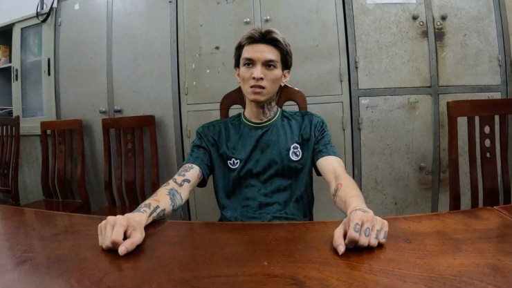 Rapper Bình "Gold" tại cơ quan Công an.