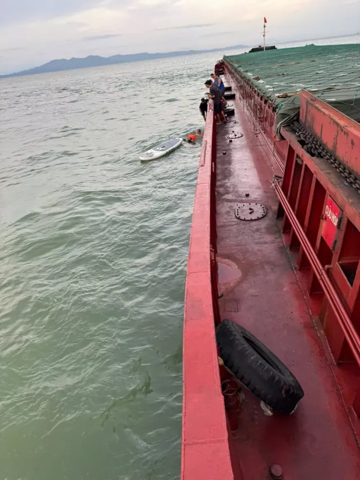 Hai bố con bơi lênh đênh trên biển 13 giờ đồng hồ và được tàu vận tải VINASINE 555 tiếp cận, cứu. Ảnh: Thuyền viên cung cấp