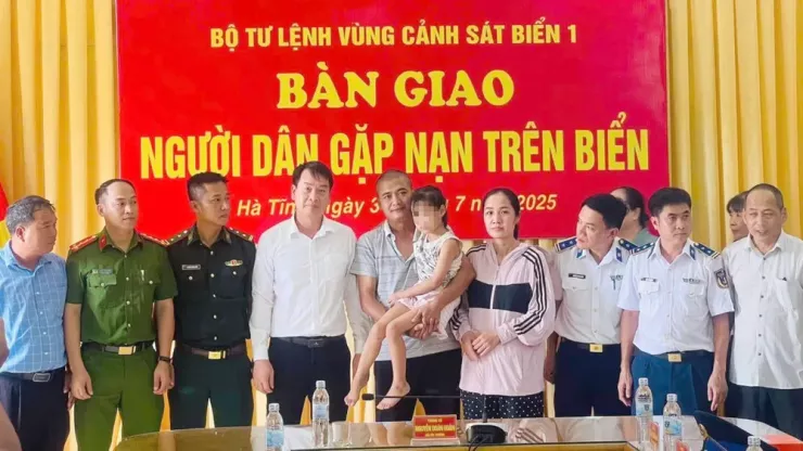 Cảnh sát biển cùng Bộ đội Biên phòng, Công an và chính quyền địa phương bàn giao hai bố con anh Tùng cho người thân.