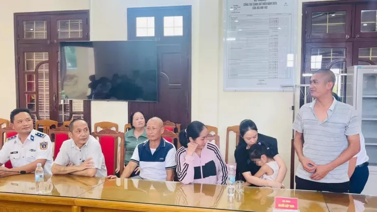 Anh Tùng đứng lên nói lời cảm ơn.