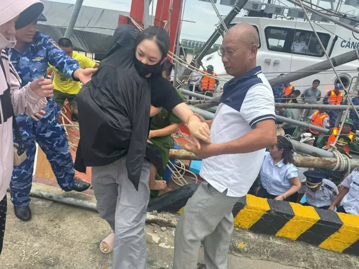 Niềm vui vỡ òa khi hai bố con anh Tùng lên đất liền.