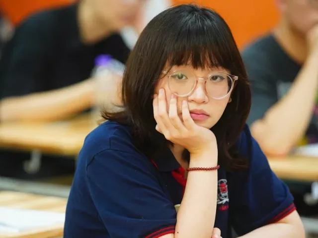 Kỳ thi hai trong một, đẩy gánh nặng lên vai học sinh?