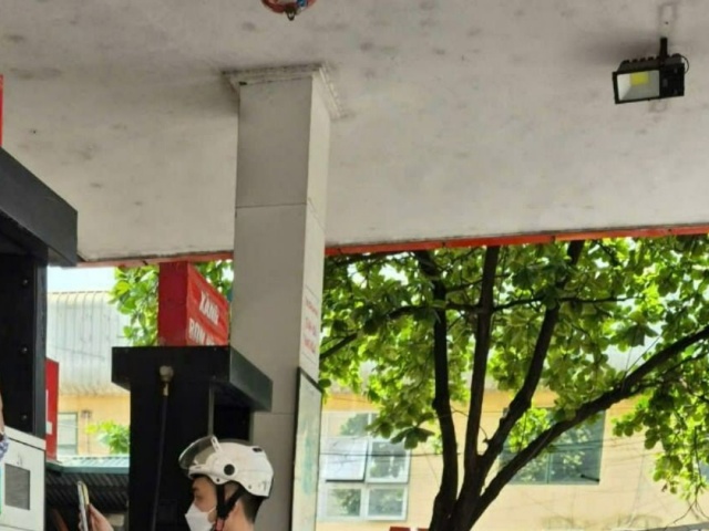 Khách mua xăng báo đã chuyển khoản, nhưng tiền mãi chưa về: Trách nhiệm ai gánh?
