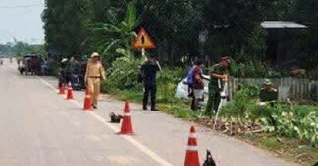 Ô tô mất lái lao xuống ruộng đâm cụ bà đang làm...