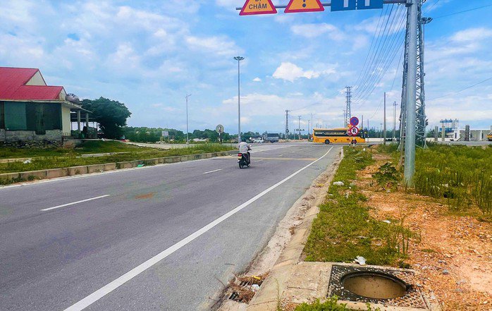Gần 200 nắp hố ga bằng gang trên tuyến đường nối từ Quốc lộ 1 đến xã Cam Hồng, tỉnh Quảng Trị) bị kẻ gian tháo trộm