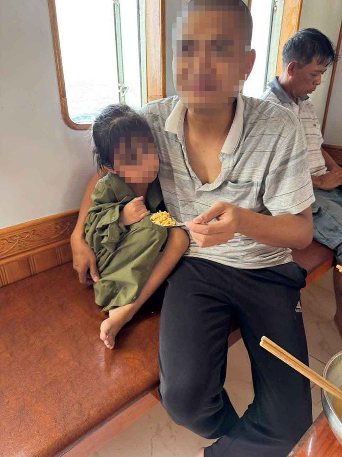 2 bố con anh Tùng được cứu sống sau một đêm lênh đênh trên biển