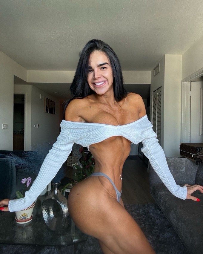 Aleira không bận tâm tới những ý kiến trái chiều về cơ thể mình và tin vòng eo là yếu tố giúp cô thành công trong việc kinh doanh corset trong tương lai.