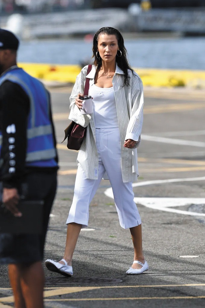 Em gái cô - người mẫu Bella Hadid - diện phong cách tương tự với tông trắng chủ đạo, thêm sơ mi làm áo khoác ngoài. Ảnh: GC Images