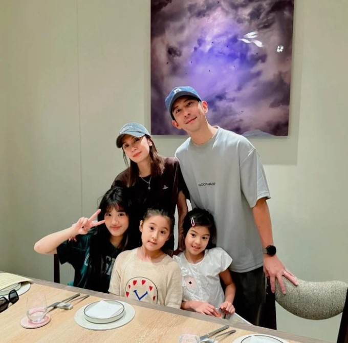 Giả Tịnh Văn bên chồng và ba con. Ảnh: Weibo