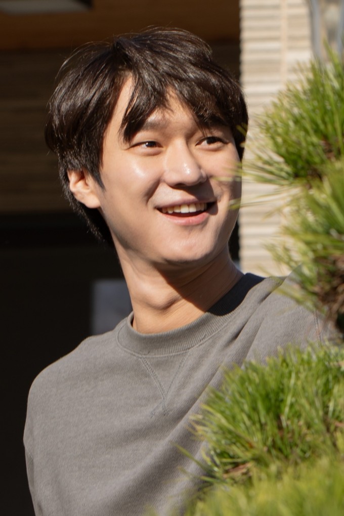 Tạo hình Go Kyung Pyo trong phim "Mang mẹ đi bỏ". Ảnh: Đoàn phim cung cấp