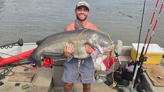 Ngư dân câu được con cá trê xanh khổng lồ nặng 39kg trên sông - 1