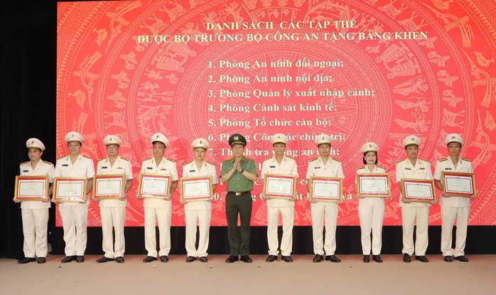 Bộ trưởng Bộ Công an - Đại tướng Lương Tam Quang trao bằng khen cho các tập thể Công an tỉnh Thanh Hóa có thành tích xuất sắc trong phong trào thi đua "Vì an ninh Tổ quốc"