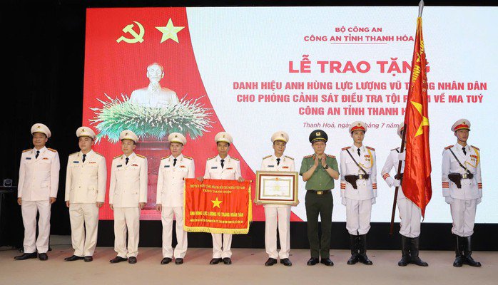 Đại tướng Lương Tam Quang, Bộ trưởng Bộ Công an, trao danh hiệu Anh hùng LLVTND cho Phòng CSĐT tội phạm về ma túy Công an tỉnh Thanh Hóa. Ảnh: Công an Thanh Hóa