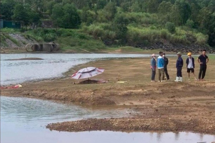 Nghe tiếng kêu cứu, người dân đến nơi tìm kiếm thì phát hiện thi thể 3 nữ sinh