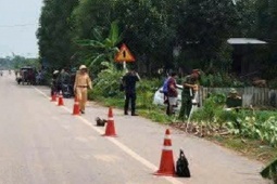 Ô tô mất lái lao xuống ruộng đâm cụ bà đang làm đồng tử vong