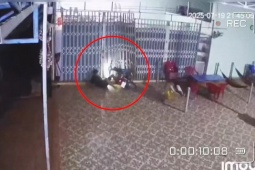 Clip: Thanh niên mất lái, phóng xe đâm sập cửa xếp nhà dân trong tích tắc