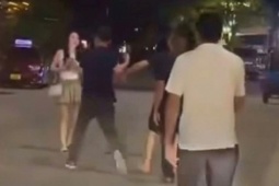 Xác minh thông tin nhóm đàn ông xàm sỡ, hành hung phụ nữ trước quán karaoke