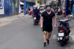 Tạm giữ người cầm dao đe dọa tài xế xe ba gác giữa đường phố TP.HCM