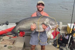 Ngư dân câu được con cá trê xanh khổng lồ nặng 39kg trên sông