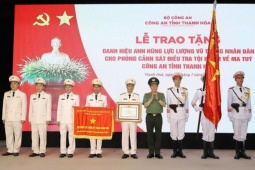 Đại tướng Lương Tam Quang trao danh hiệu Anh hùng cho một phòng Công an Thanh Hóa