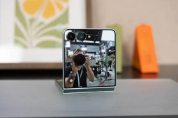 Apple khiến cộng đồng cười nghiêng ngả khi quảng cáo Galaxy Z Flip7