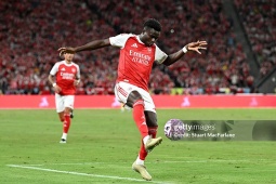 Trực tiếp bóng đá Arsenal - Tottenham: Cột dọc rung chuyển