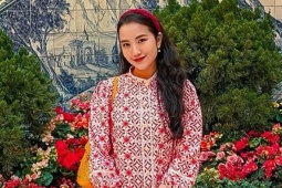 Vợ thiếu gia Phan Thành diện phong cách tiểu thư dạo phố Hong Kong