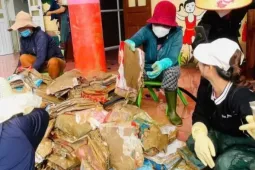 Xúc động hình ảnh giáo viên vượt hàng trăm cây số, dốc lòng sẻ chia với vùng lũ