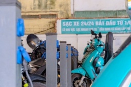 Đua nhau mở quán cà phê kết hợp sạc xe điện: Coi chừng bị phạt