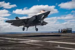 Tiêm kích tàng hình F-35 lao thẳng xuống đất, bốc cháy dữ dội