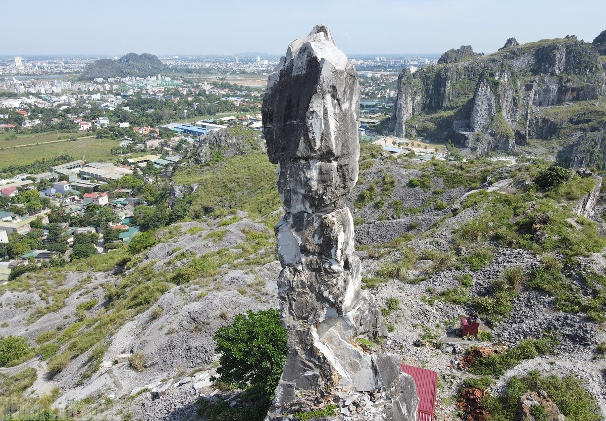 Hình ảnh Hòn Vọng Phu trên đỉnh núi Nhồi, phường Đông Quang, tỉnh Thanh Hóa trước khi được tỉnh Thanh Hóa duyệt chi 17 tỉ đồng để gia cố