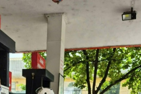 Khách mua xăng báo đã chuyển khoản, nhưng tiền mãi chưa về: Trách nhiệm ai gánh?