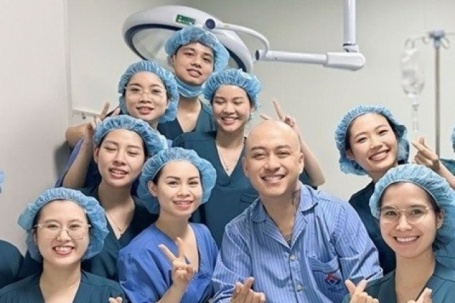 Bật cười khi xem clip Tú Dưa thăm Tuấn Hưng sau phẫu thuật