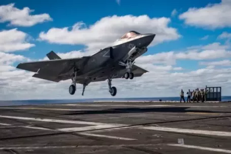 Tiêm kích tàng hình F-35 lao thẳng xuống đất, bốc cháy dữ dội