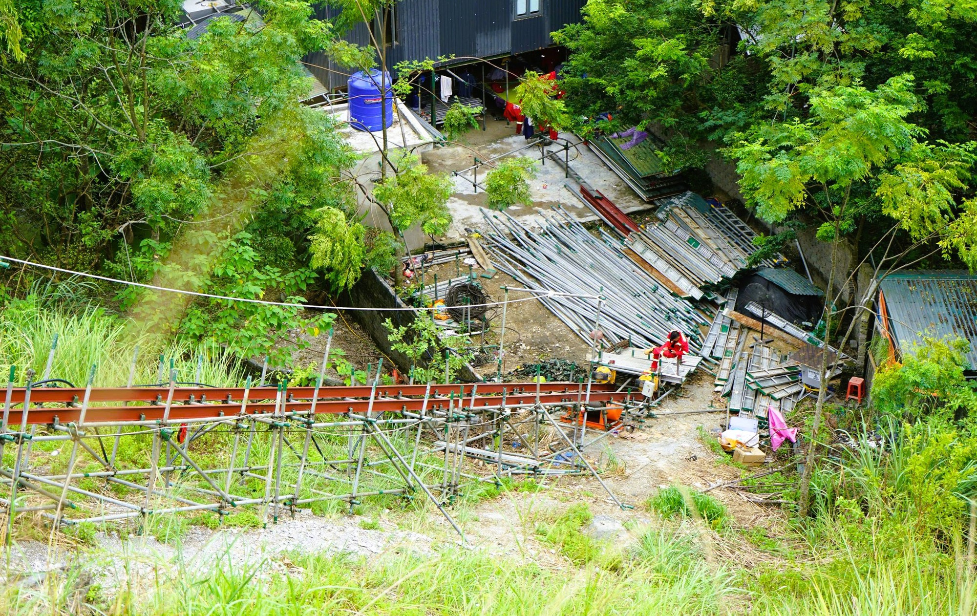 Dựng giàn giáo khủng "cứu" Hòn Vọng Phu trên đỉnh núi - 6