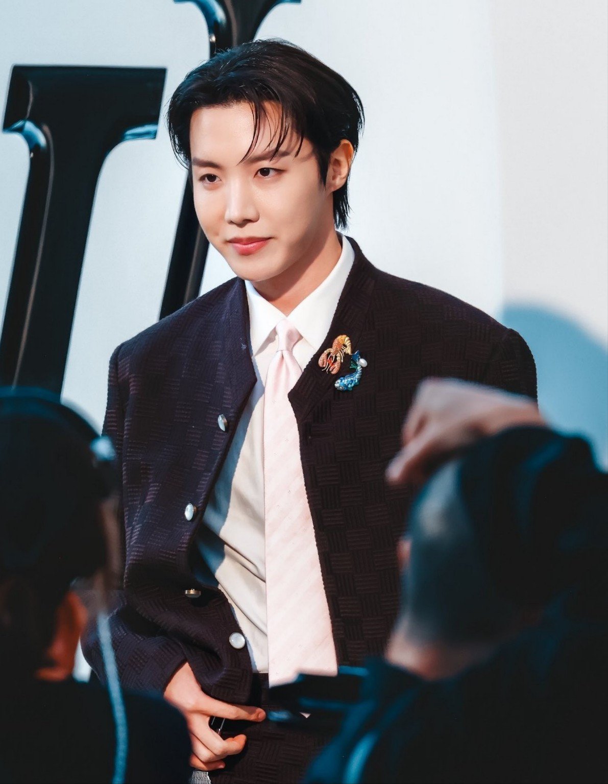 Địch Lệ Nhiệt Ba, Vương Hạc Đệ, Hyoyeon Jung và J-Hope (từ trái sang, từ trên xuống) là gương mặt giúp LV hốt bạc.