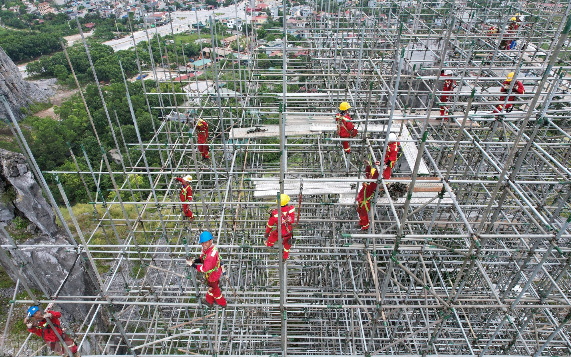 Dựng giàn giáo khủng "cứu" Hòn Vọng Phu trên đỉnh núi - 11