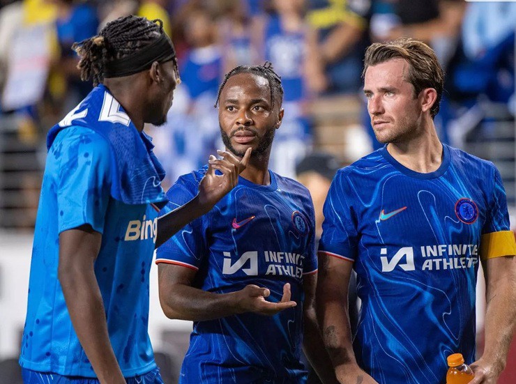 Sterling và&nbsp;Ben Chilwell là hai trong số những cái tên đang bị Chelsea rao bán