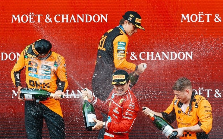 McLaren giành 6 chiến thắng 1-2 năm nay