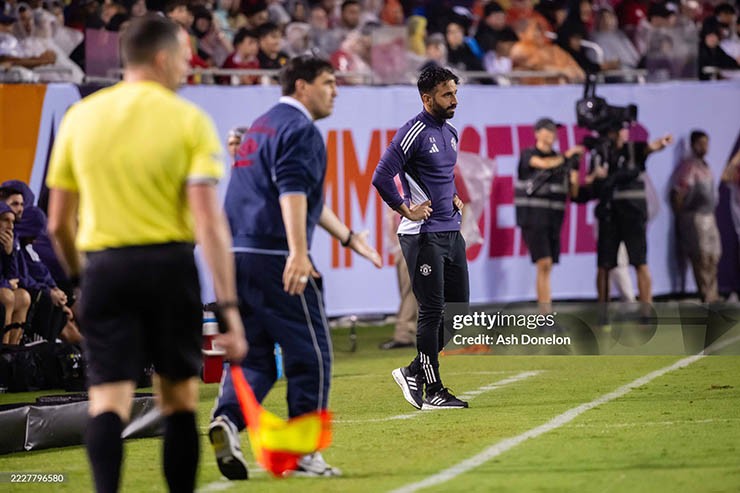 HLV Amorim chỉ đạo trận đấu của MU