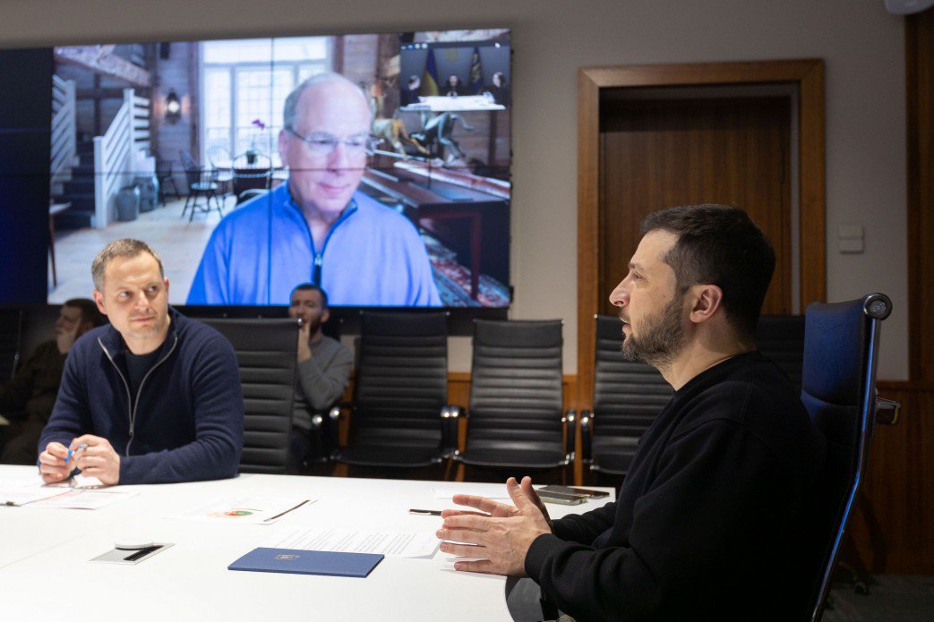Ông Zelensky trao đổi với ông Larry Fink, Chủ tịch kiêm CEO của tập đoàn BlackRock theo hình thức trực tuyến. Ảnh: Văn phòng Tổng thống Ukraine.&nbsp;